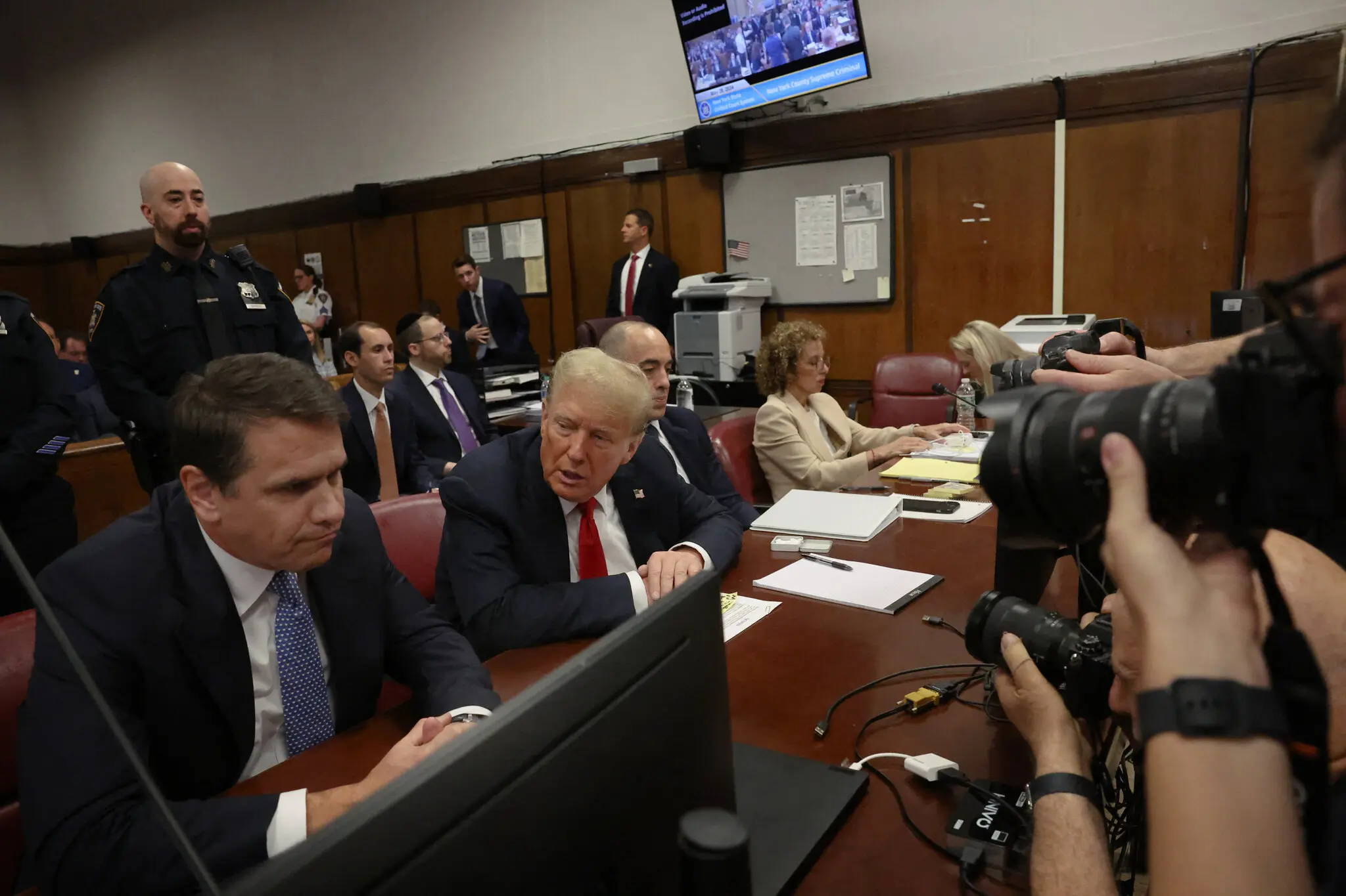 На закритті судового процесу над Трампом адвокати сплітають факти в суперечливі свідчення